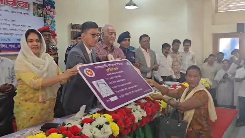 বান্দরবানের লামা উপজেলার ফাঁসিয়াখালী ইউনিয়নের ২ নম্বর ওয়ার্ডে ফ্যামিলি কার্ড বিতরণ করেন পার্বত্য চট্টগ্রামবিষয়ক মন্ত্রী দীপেন দেওয়ান