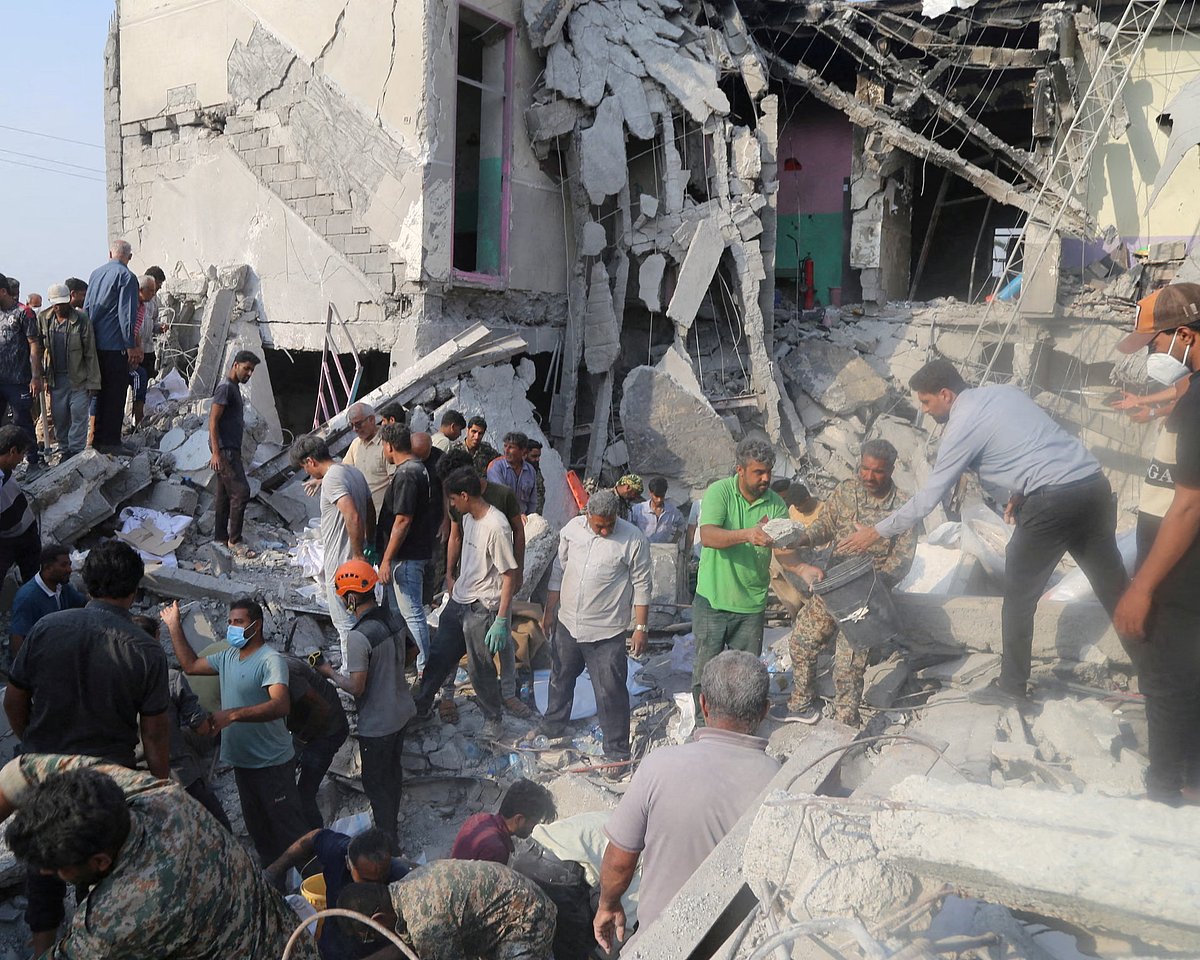 হামলার পর মিনাবের সেই স্কুলে উদ্ধারকর্মী ও সাধারণ মানুষ। এ হামলায় অন্তত ১৬৮ জন মানুষ নিহত হয়