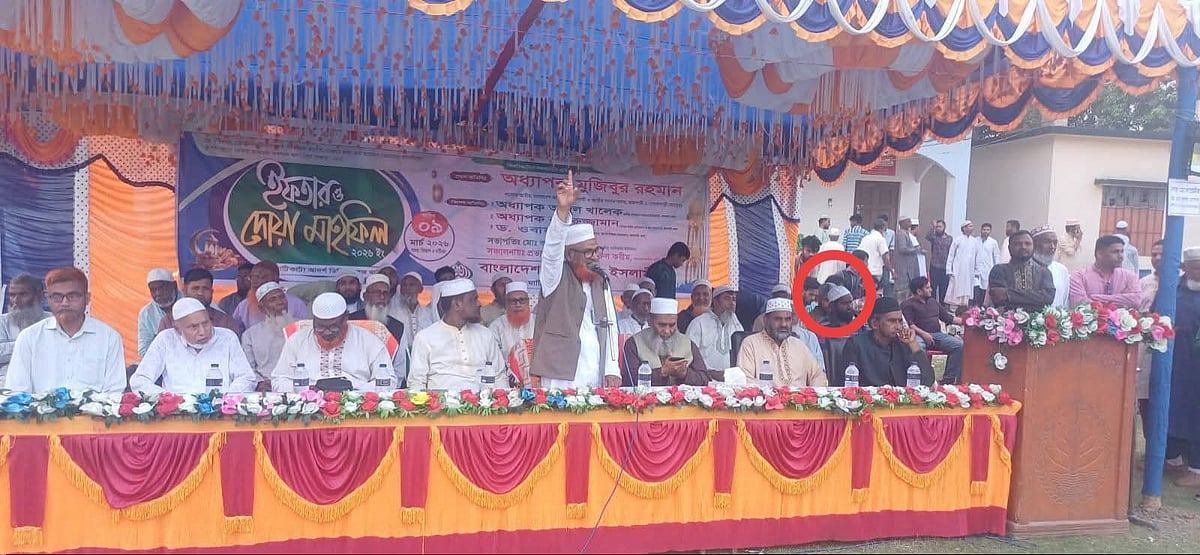 রাজশাহীর গোদাগাড়ী উপজেলার মাটিকাটা ইউনিয়ন জামায়াতের ইফতার মাহফিলের মঞ্চে যুবলীগ নেতা ও সরকারের তালিকাভুক্ত মাদক ব্যবসায়ী সেতাবুর রহমান বাবু। সোমবার মাটিকাটা আদর্শ কলেজ মাঠে