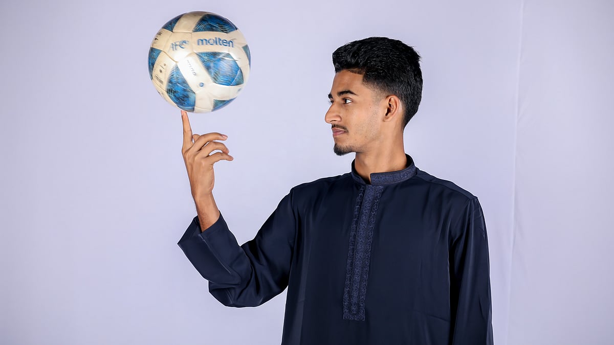 ঈদের পাঞ্জাবিতে থাকবে আরামের নকশা। মডেল হয়েছেন বাংলাদেশ জাতীয় দলের ফুটবলার শেখ মোরছালিন