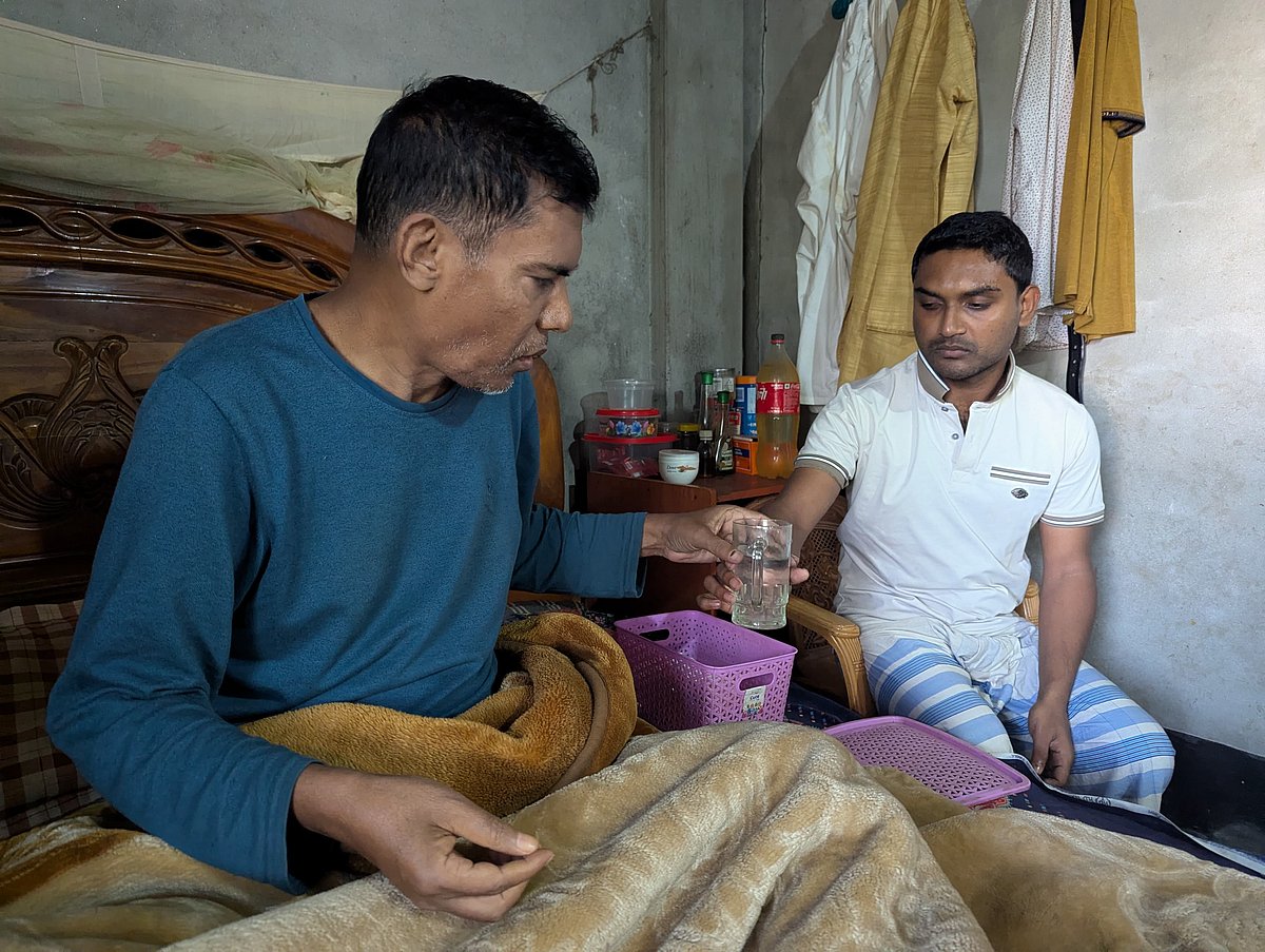 ক্যানসারে আক্রান্ত হয়ে শয্যাশায়ী মনির হোসেন মাঝি। সম্প্রতি শরীয়তপুর সদর উপজেলার কীর্তিনাশা নদীর তীরের হাজরাসার গ্রামে