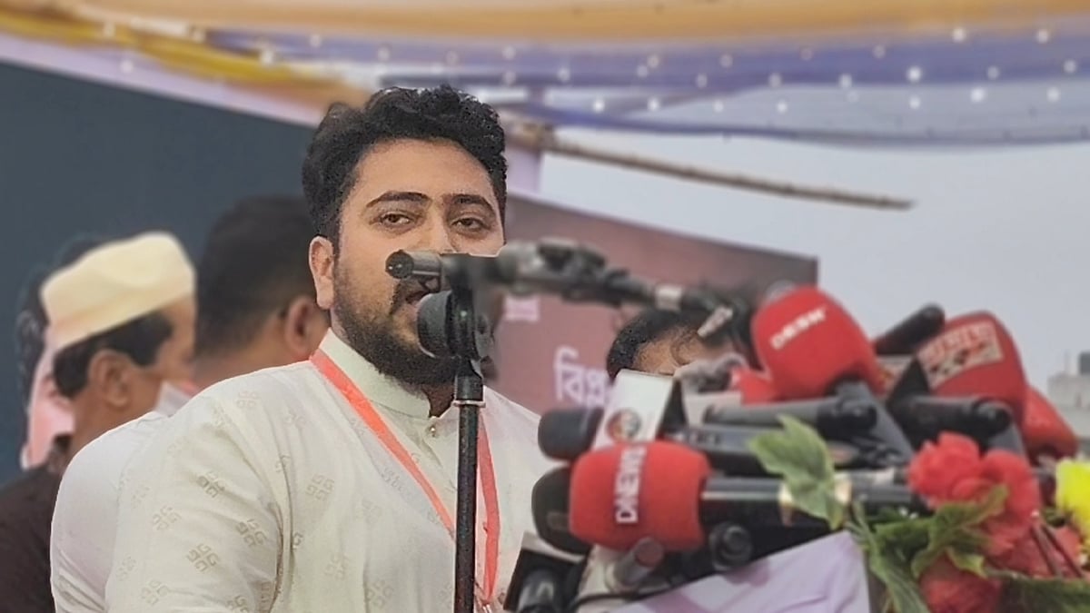 রংপুরে এনসিপির বিভাগীয় ইফতার মাহফিলে প্রধান অতিথি হিসেবে বক্তব্য দেন দলটির আহ্বায়ক নাহিদ ইসলাম। শহীদ আবু সাঈদ স্টেডিয়াম, রংপুর, ১১ মার্চ