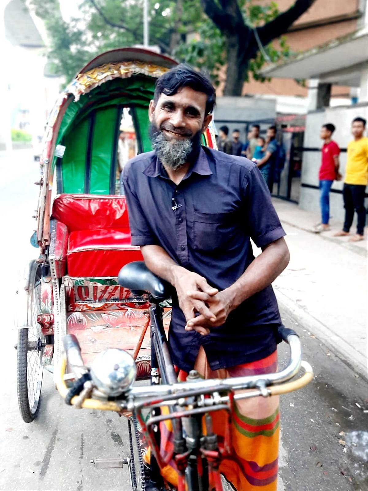 জুলাই গণ-অভ্যুত্থানে গুলিবিদ্ধ শিক্ষার্থী গোলাম নাফিজকে বহনকারী রিকশাচালক নূর মোহাম্মদ