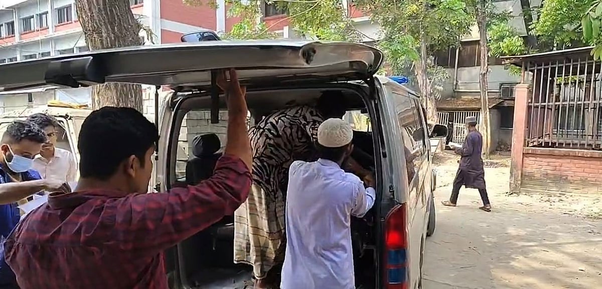 কক্সবাজার সদর হাসপাতালের মর্গে আনা হয় গৃহবধূ জদিদা কাওসারের লাশ