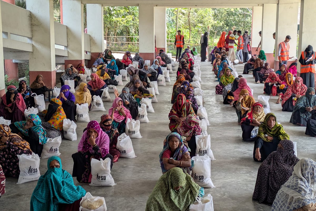 কয়রা উপজেলার কপোতাক্ষ মহাবিদ্যালয়সংলগ্ন এলাকায় একটি বেসরকারি সংস্থা বিধবাদের খাদ্যসামগ্রী দেয়। আজ রোববার