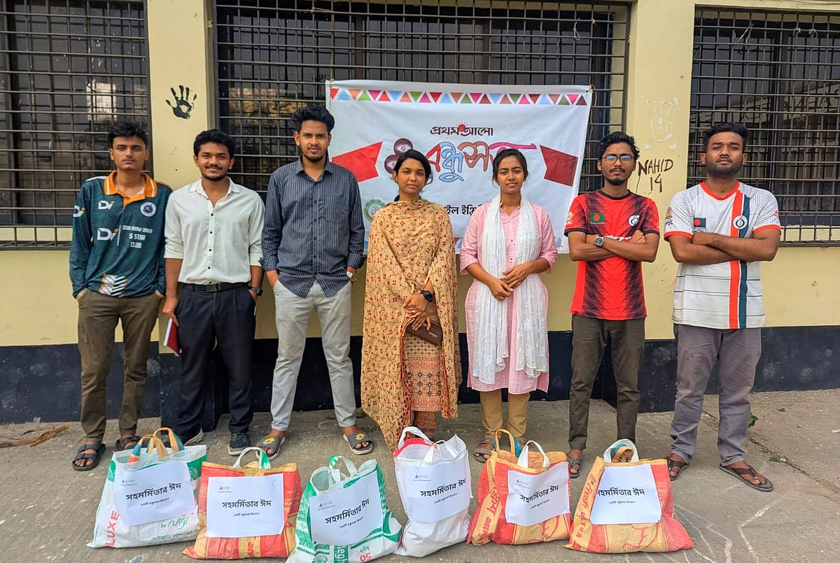 পাবনা টেক্সটাইল ইঞ্জিনিয়ারিং কলেজ বন্ধুসভার 'সহমর্মিতার ঈদ' কর্মসূচি: সুবিধাবঞ্চিতদের মাঝে ঈদের খাদ্যসামগ্রী বিতরণ
