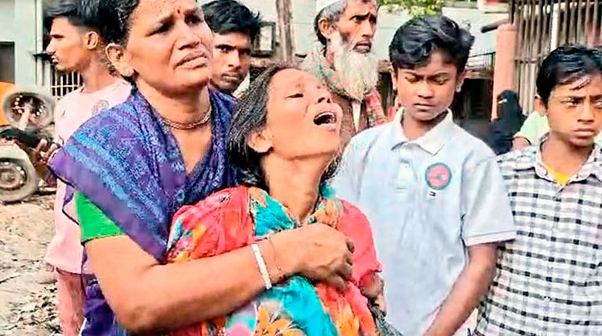 কক্সবাজার সদর হাসপাতালের মর্গের সামনে বিলাপ করছেন নেপালী দে। গত শনিবার বিকেলে