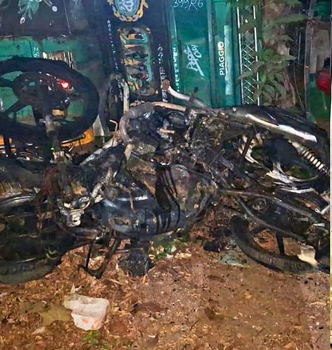 হামলার সময় পুড়িয়ে দেওয়া মোটরসাইকেল