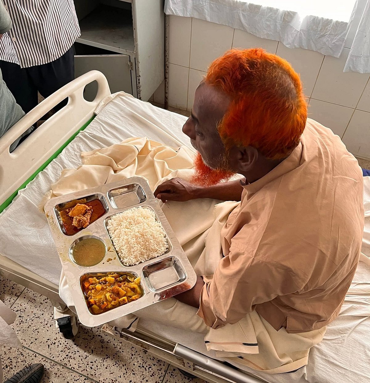 নওগাঁ-২ আসনের সংসদ সদস্য এনামুল হক ধামইরহাট উপজেলা স্বাস্থ্য কমপ্লেক্সে ভর্তি হয়ে চিকিৎসা নেন, সেই সঙ্গে খান রোগীদের খাবারও