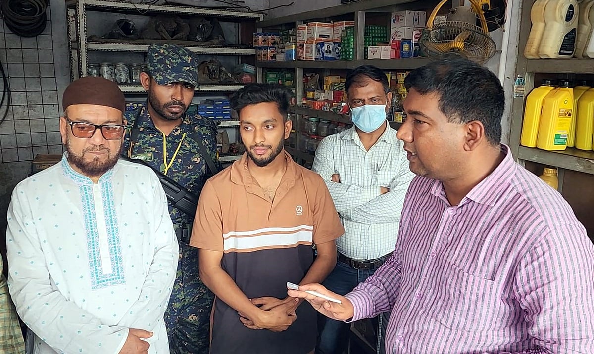 মানিকগঞ্জের সিঙ্গাইর উপজেলায় অতিরিক্ত দামে ডিজেল বিক্রির ব্যবসায়ীকে জরিমানা করে জেলার ভোক্তা অধিকার সংরক্ষণ অধিদপ্তর। আজ বুধবার দুপুরে উপজেলার চান্দহর বাজারে