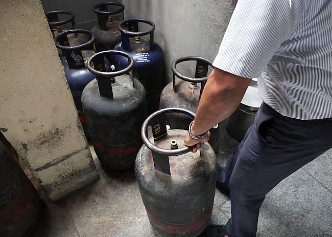 ভারতের বেঙ্গালুরু শহরের বিদ্যার্থী ভবন রেস্তোরাঁয় খালি এলপিজি সিলিন্ডার পরীক্ষা করছেন এক কর্মী। ইরানের ওপর ইসরায়েল–যুক্তরাষ্ট্রের হামলার পর বাণিজ্যিক এলপিজি সরবরাহে বিঘ্ন দেখা দেওয়ায় দক্ষিণ ভারতের বিভিন্ন শহরে রেস্তোরাঁ ও হোটেল বন্ধ হয়ে যাওয়ার আশঙ্কা তৈরি হয়েছে