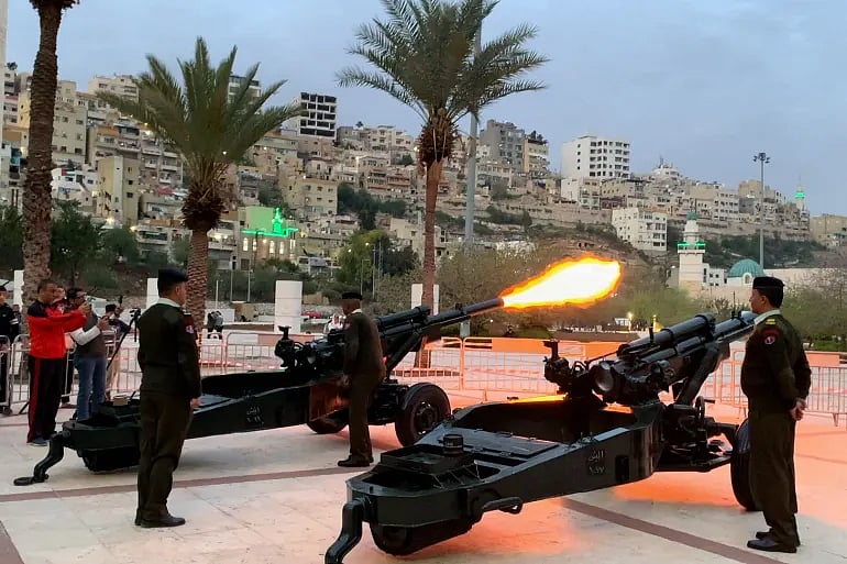 জর্দানে ইফতারের পূর্বে কামানের গোলা ছোঁড়া দেখতে হাজারো পর্যটক পাহাড়ে ভিড় করেন