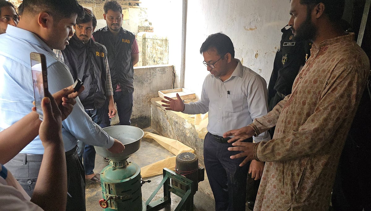 ভেজাল জিরা প্রস্তুতের দায়ে কারখানার মালিককে তিন লাখ টাকা জরিমানা করা হয়। গত সোমবার বগুড়া সদর উপজেলার কৃষ্ণপুর পূর্বপাড়ায়
