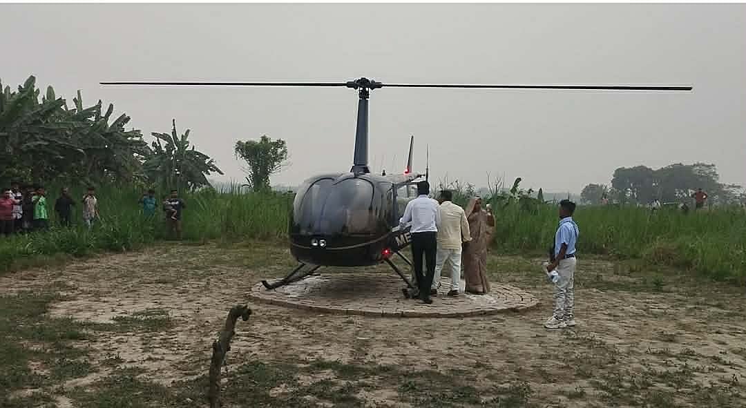 মায়ের ইচ্ছাপূরণ করতে হেলিকপ্টারে চড়িয়ে বাড়িতে ফিরেছেন মালয়েশিয়াপ্রবাসী দুই ভাই। বুধবার দুপুরে নরসিংদীর বেলাব উপজেলার নারায়ণপুর ইউনিয়নের দড়িকান্দি গ্রামে