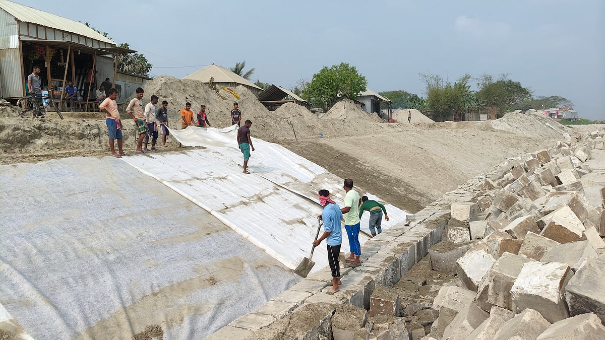 শরীয়তপুরের ভেদরগঞ্জ উপজেলার পদ্মা নদীর তীর রক্ষা বাঁধ প্রকল্পের কাজের জন্য রাখা জিও ব্যাগ লুট হয়েছে। আজ বৃহস্পতিবার মনাই হাওলাদারকান্দি এলাকায়