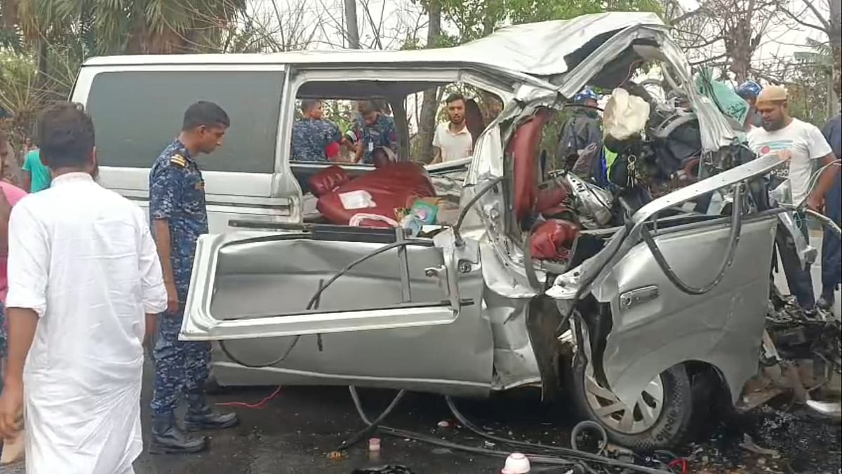 দুর্ঘটনায় মাইক্রোবাস দুমড়েমুচড়ে গেছে। আজ বৃহস্পতিবার বিকেলে বাগেরহাটের রামপালের বেলাইব্রিজ এলাকায়