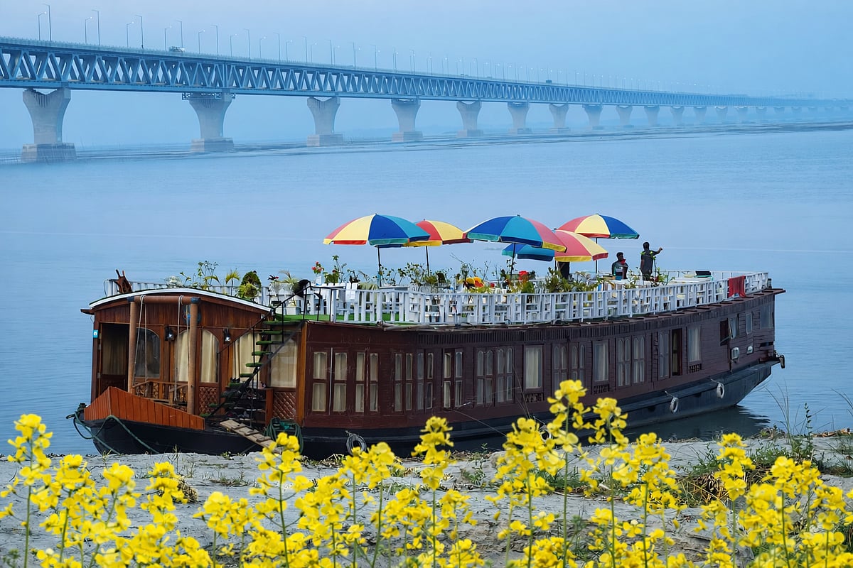 শীত থেকে গ্রীষ্মের মাঝামাঝি পর্যন্ত পদ্মায় থাকে সেবা দেয় কিছু হাউসবোট