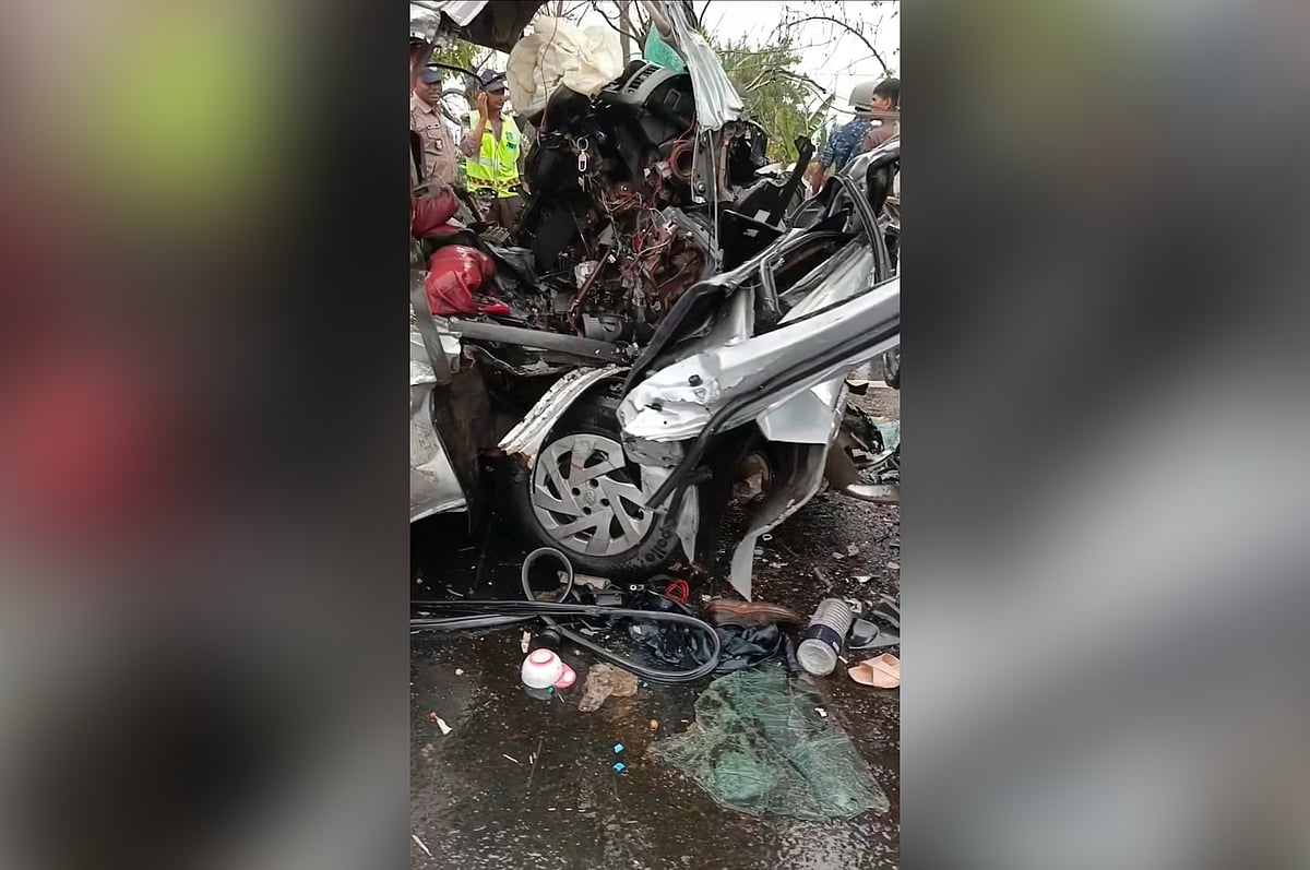 দুর্ঘটনায় মাইক্রোবাস দুমড়েমুচড়ে গেছে। আজ বৃহস্পতিবার বিকেলে বাগেরহাটের রামপালের বেলাইব্রিজ এলাকায়