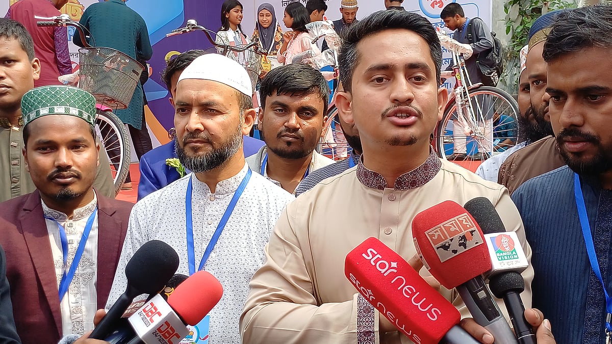 পঞ্চগড় সরকারি অডিটোরিয়াম চত্বরের মুক্ত মঞ্চে শিক্ষাবৃত্তি ও পুরস্কার বিতরণী অনুষ্ঠানে অংশগ্রহণ শেষে সাংবাদিকদের সঙ্গে কথা বলেন এনসিপি নেতা সারজিস আলম। আজ বৃহস্পতিবার দুপুরে