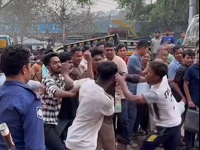 রাঙামাটিতে বোতল হাতে ডিজেল কিনতে আসা গ্রাহকদের দুই পক্ষের মধ্যে মারামারি হয়েছে। গতকাল বিকেলে জেলার রাজবাড়ী ফিলিং স্টেশনে