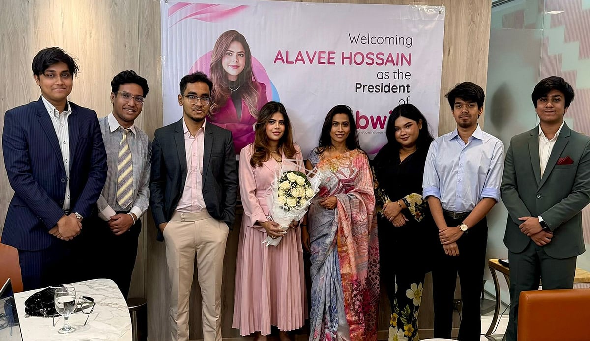 বাংলাদেশ ওমেন ইনভেস্টরস নেটওয়ার্কের (বিডব্লিউআইএন) প্রেসিডেন্ট হিসেবে দায়িত্ব নিয়েছেন উদ্যোক্তা আলাভি হোসেন (ফুল হাতে)
