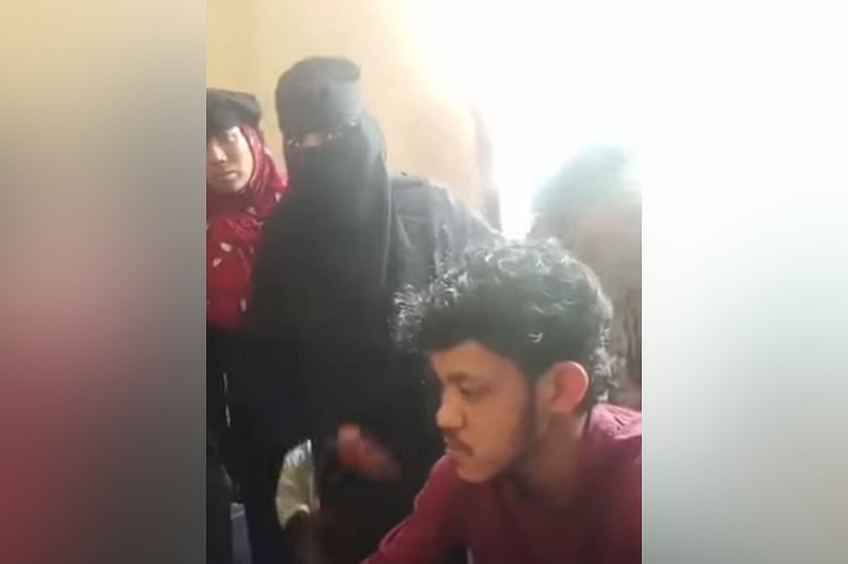 সিলেটের গোয়াইনঘাটে ডৌবাড়ী ইউনিয়নে ফ্যামিলি কার্ডের জন্য ইউনিয়ন পরিষদের উদ্যোক্তার ভাইয়ের টাকা সংগ্রহ করার ভিডিও ফেসবুকে ছড়িয়ে পড়েছে