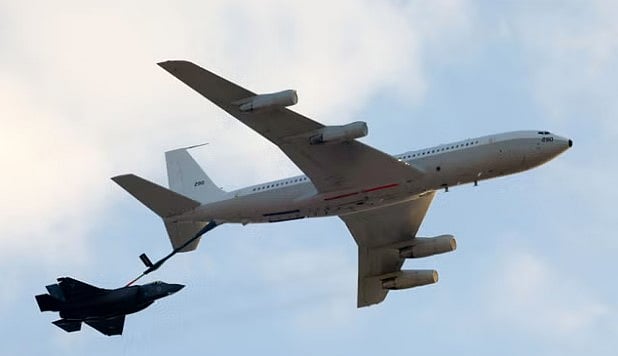 একটি বোয়িং কেসি–১৩৫ স্ট্র্যাটোট্যাংকার উড়োজাহাজ থেকে জ্বালানি নিচ্ছে ইসরায়েলি বিমানবাহিনীর একটি এফ–৩৫ যুদ্ধবিমান