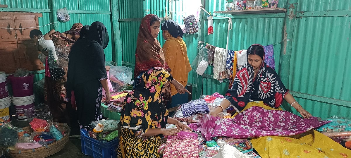 ঘরেই চলছে পোশাক কেনাবেচা। বৃহস্পতিবার বিকেলে পাবনার বেড়া পৌর এলাকার মৈত্রবাঁধা মহল্লায়