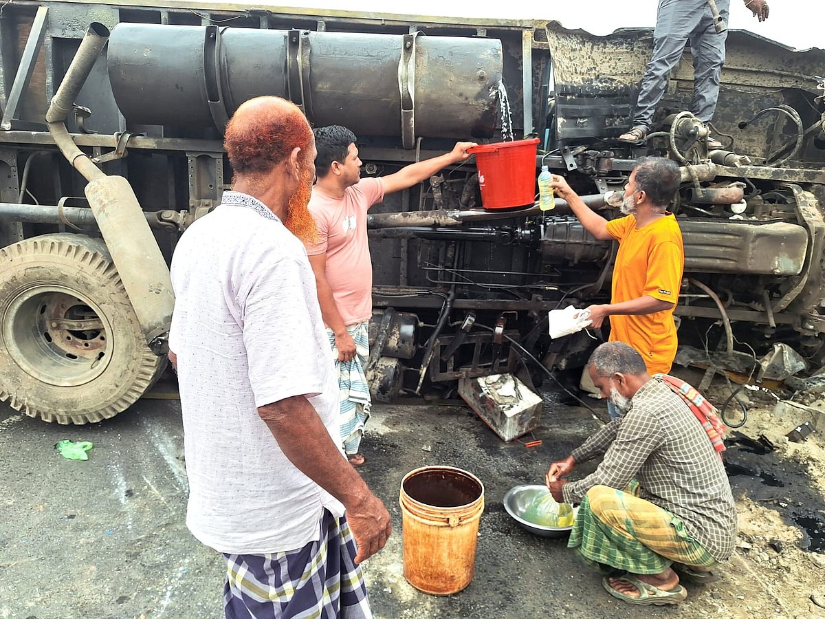 কাভার্ড ভ্যান নিয়ন্ত্রণ হারিয়ে উল্টে গেলে তেলের ট্যাংক ছিদ্র হয়ে যায়। স্থানীয়রা রাস্তায় পড়তে থাকা ডিজেল বালতি, পলিথিন ও ডিশসহ বিভিন্ন কিছু দিয়ে সংগ্রহ করে নিয়ে যান। আজ বৃহস্পতিবার সকাল
