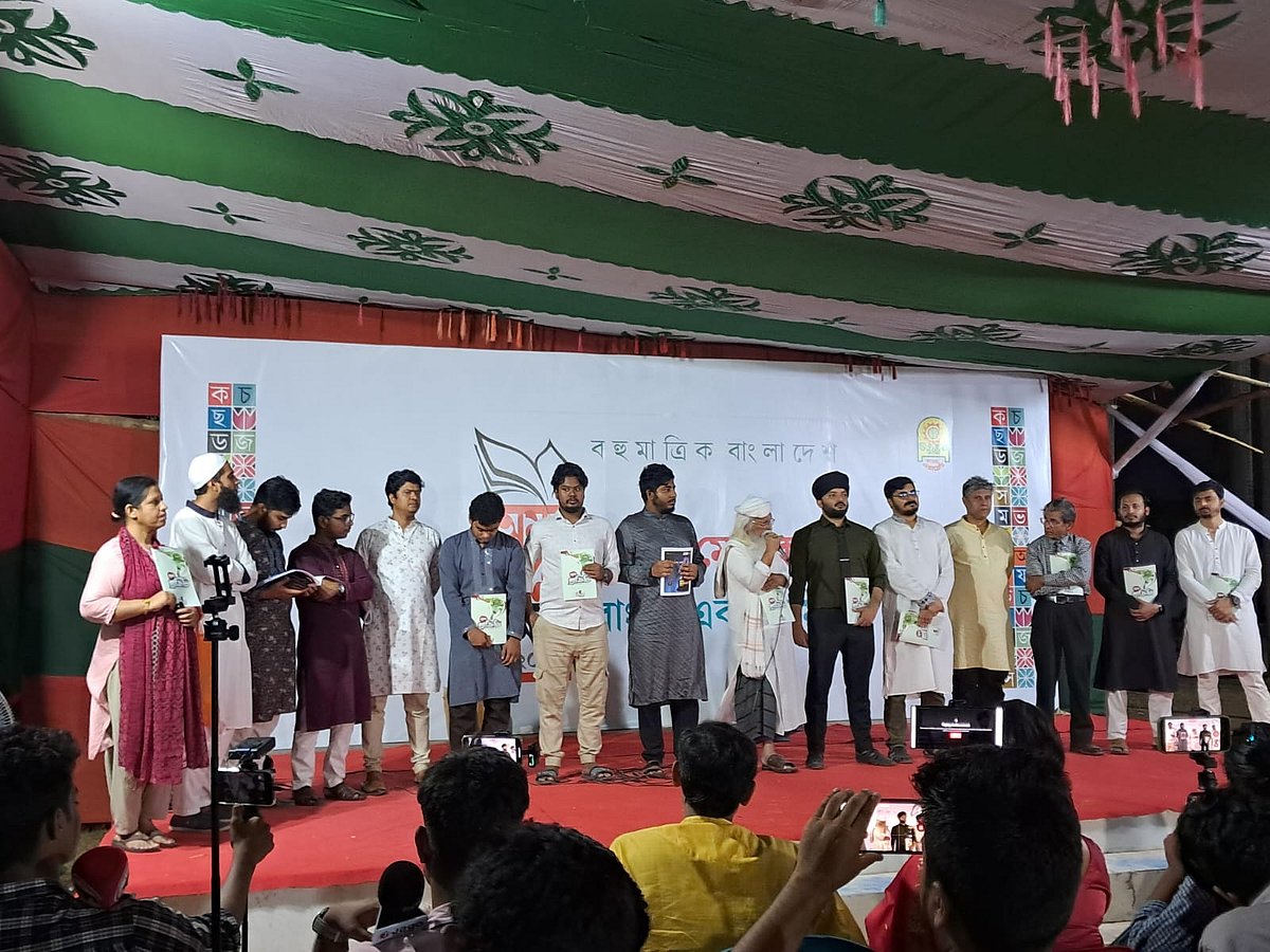 রাজধানীর সোহরাওয়ার্দী উদ্যানে অমর একুশে বইমেলার মোড়ক উন্মোচন মঞ্চে এক অনুষ্ঠানে অংশ নিয়ে বক্তব্য দেন ফরহাদ মজহার। ১২ মার্চ ২০২৬