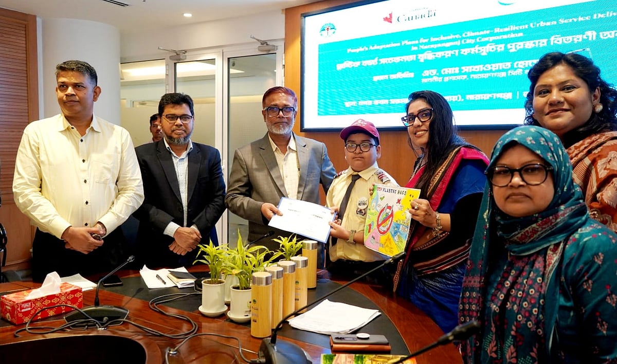 নারায়ণগঞ্জে প্লাস্টিক বর্জ্য ব্যবস্থাপনাবিষয়ক সচেনতামূলক অনুষ্ঠানে বিজয়ীদের হাতে পুরস্কার তুলে দেন অতিথিরা। বৃহস্পতিবার সকালে সিটি করপোরেশনের নগর ভবনের সম্মেলনকক্ষে