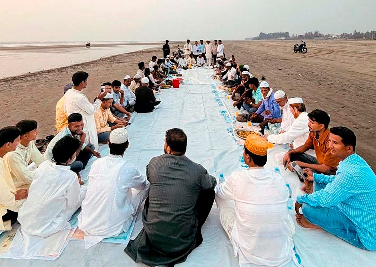 সৈকতে বসে ইফতার করবেন তাঁরা। বালিয়াড়িতে সাদা কাপড় বিছিয়ে সারি করে বসে পড়েছেন। পাশেই আছড়ে পড়ছে ঢেউ। অস্ত যাচ্ছে সূর্য। কক্সবাজার-টেকনাফ মেরিন ড্রাইভ সড়কের উখিয়ার সোনারপাড়া-পাটোয়ারটেক সৈকতে