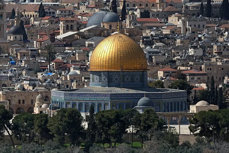 জেরুজালেমে ‘আল–আকসা’ নামে বেশি প্রসিদ্ধ সোনালি গম্বুজের এ স্থাপনার নাম কুব্বাতুস সাখরা বা ডোম অব দ্য রক