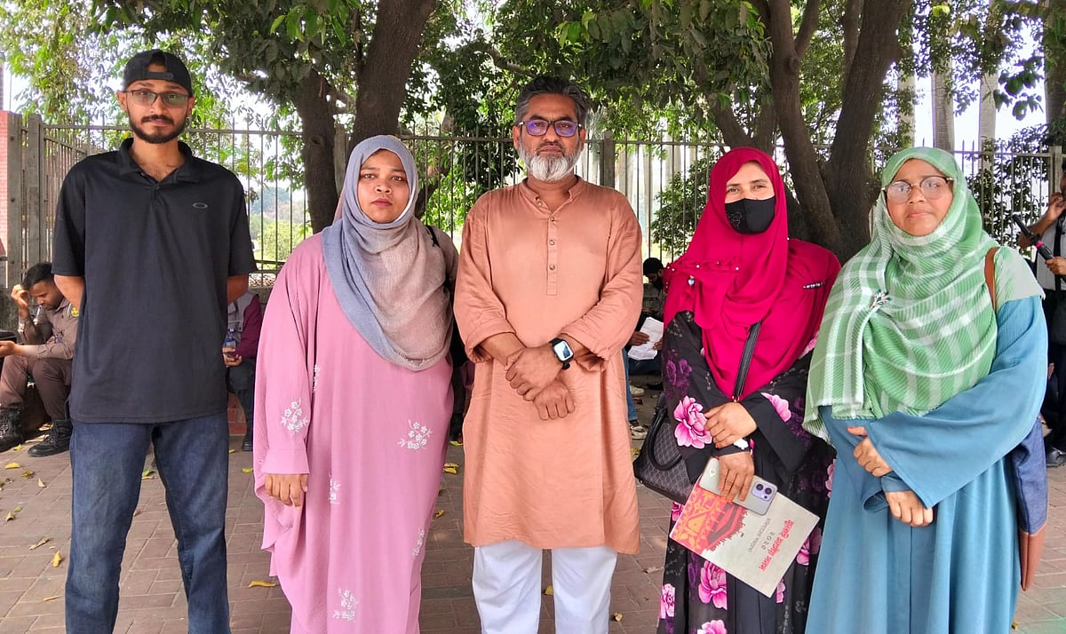 বাঁ থেকে জুলাই গণ–অভ্যুত্থানে মিরপুরের শহীদ মো. মনিরুল ইসলামের ছেলে মঞ্জুরুল ইসলাম রিফাত, উত্তরায় শহীদ হওয়া মো. মাহমুদুর রহমান খানের স্ত্রী মরিয়ম খান, উত্তরার শিশু শহীদ জাবির ইব্রাহিমের বাবা কবির হোসেন, নারী শহীদ নাইমা সুলতানার মা আইনুন নাহার ও শহীদ শেখ ফাহমিন জাফরের মা কাজী লুলুল মাকমিন। আজ বৃহস্পতিবার জাতীয় সংসদ ভবনের সামনে