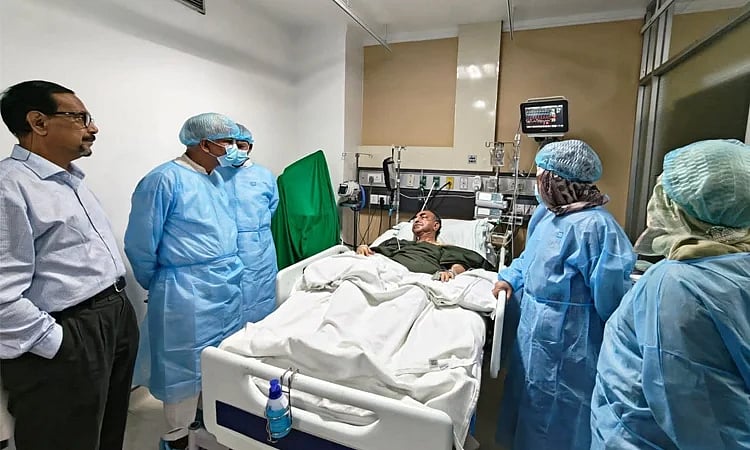 রাজধানীর এভারকেয়ার হাসপাতালে চিকিৎসাধীন মির্জা আব্বাসকে দেখতে গিয়েছেন স্থানীয় সরকার মন্ত্রী মির্জা ফখরুল ইসলাম আলমগীর, ড. আব্দুল মঈন খান, সমাজকল্যাণ মন্ত্রী অধ্যাপক ডা. এ জেড এম জাহিদ হোসেন