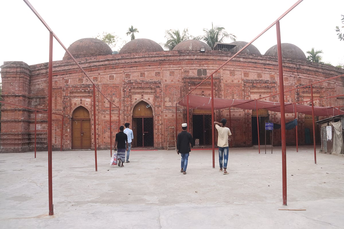 মসজিদটির নকশা ও স্থাপত্যশৈলীতে রাজশাহীর ছোট সোনা মসজিদ ও বাঘা মসজিদের সঙ্গে সাদৃশ্য পাওয়া যায়। সম্প্রতি ফরিদপুরের ভাঙ্গা উপজেলার আজিমনগর ইউনিয়নের প্রত্যন্ত পাথরাইল দিঘিরপাড় গ্রামে