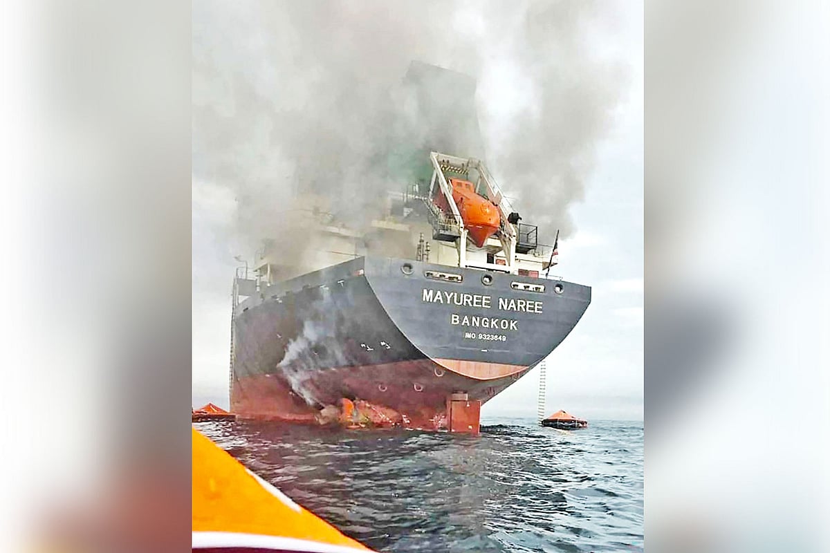 হরমুজ প্রণালিতে তেলবাহী ও পণ্যবাহী জাহাজে আক্রমণ বেড়েছে