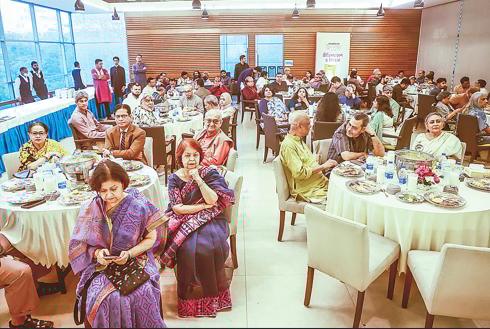 প্রথম আলো ঈদসংখ্যা–২০২৬ প্রকাশ উপলক্ষে প্রীতিসমাবেশ ও ইফতার আয়োজনে শিল্প–সাহিত্য, সংস্কৃতি অঙ্গনের অগ্রগণ্য ব্যক্তিত্ব, শিক্ষাবিদ, অর্থনীতিবিদ, সাবেক অন্তর্বর্তী সরকারের উপদেষ্টা, বর্তমান সরকারের প্রতিমন্ত্রী ও বিদ্বজ্জনেরা। গতকাল ঢাকা ক্লাবের স্যামসন এইচ চৌধুরী মিলনায়তনে