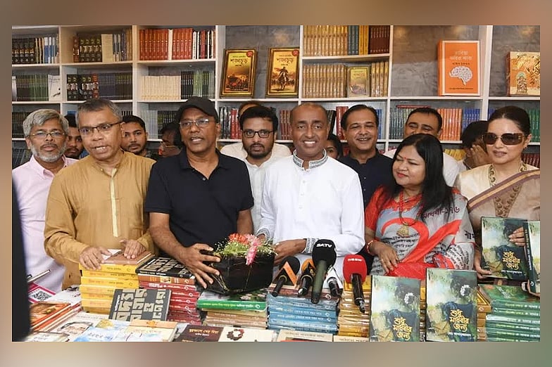 অমর একুশে বইমেলায় আইন, বিচার ও সংসদ বিষয়ক মন্ত্রী মো. আসাদুজ্জামানের লেখা মুক্ত গদ্যের বই ‘শুধু মাধবীর জন্য’ এর মোড়ক উন্মোচন