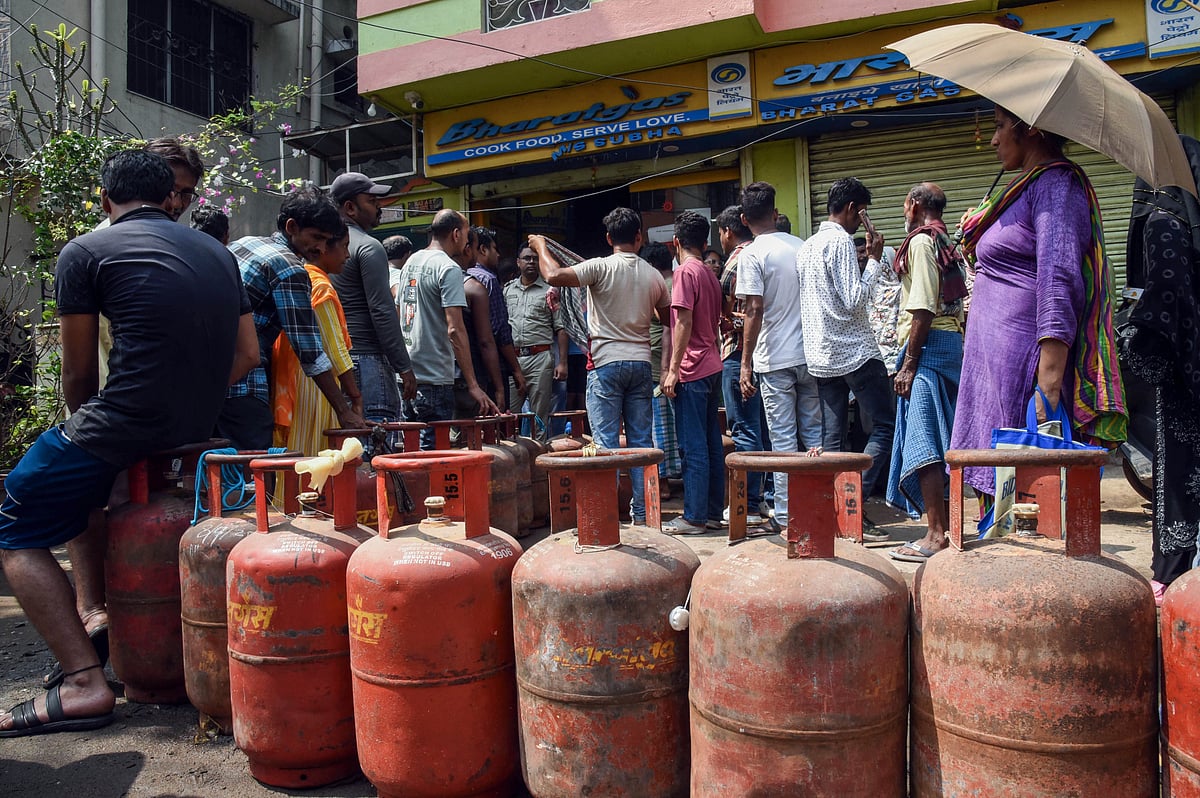 ভারতের পশ্চিমবঙ্গ রাজ্যে এলপিজি সিলিন্ডার গ্যাসের জন্য মানুষের দীর্ঘ সারি। ১৩ মার্চ ২০২৬, কলকাতা