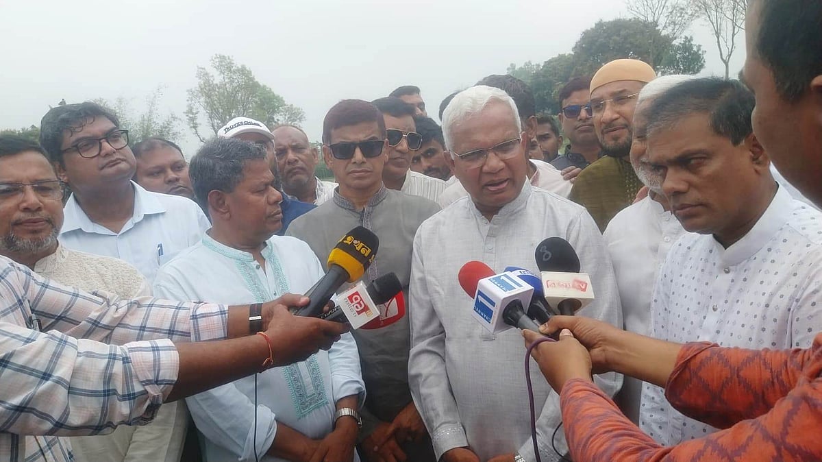 সাহাপাড়া খাল পরিদর্শন শেষে গণমাধ্যমকর্মীদের সঙ্গে কথা বলেন মহিলা ও শিশুবিষয়ক এবং সমাজকল্যাণমন্ত্রী এ জেড এম জাহিদ হোসেন। আজ শুক্রবার দুপুরে দিনাজপুরের কাহারোল উপজেলায়