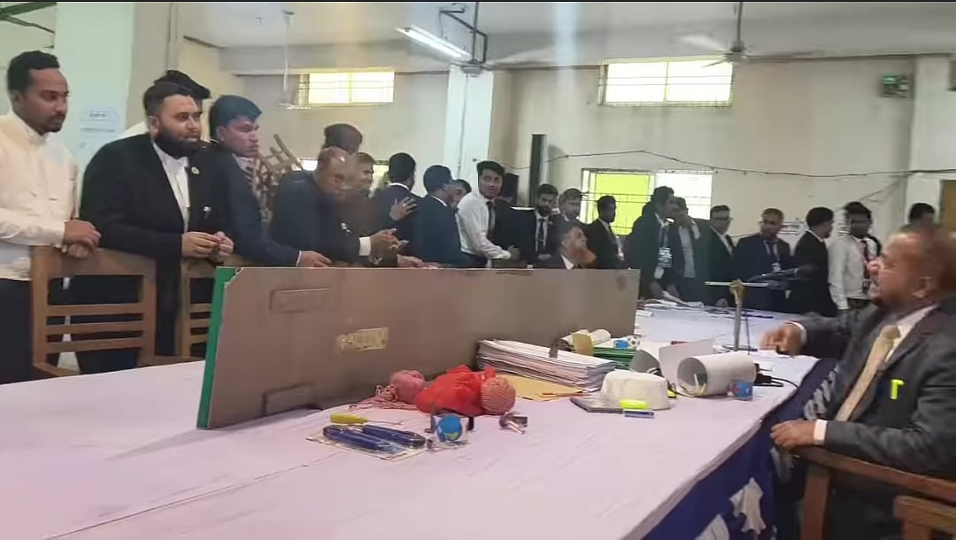 ব্রাহ্মণবাড়িয়া জেলা আইনজীবী সমিতির নির্বাচনে ভোট দিচ্ছেন সদস্যরা। গতকাল বৃহস্পতিবার দুপুরে