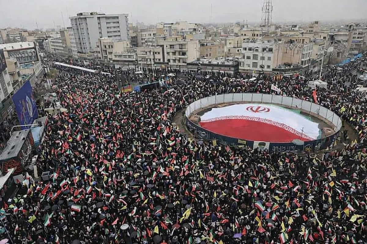 পবিত্র রমজান মাসের শেষ জুমায় তেহরানে আল-কুদস দিবস উপলক্ষে আয়োজিত মিছিলে অংশ নিয়েছেন লাখ লাখ ইরানি। দেশটির সঙ্গে ইসরায়েল ও যুক্তরাষ্ট্রের যুদ্ধ  চলার মধ্যেই এ কর্মসূচি পালিত হলো। ১৩ মার্চ ২০২৬  