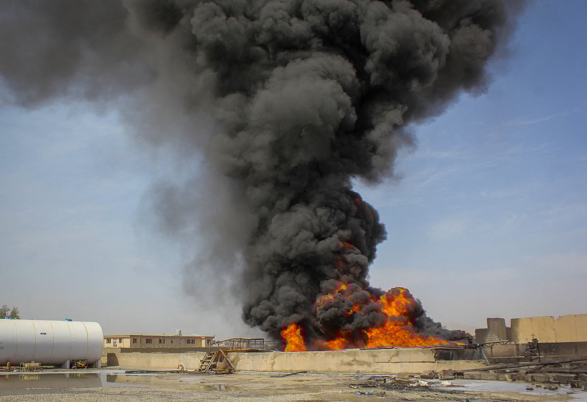 আফগানিস্তানের কান্দাহার বিমানবন্দরের কাছে বেসরকারি উড়োজাহাজ পরিবহন প্রতিষ্ঠান কাম এয়ারের একটি জ্বালানি তেলের ডিপোয় পাকিস্তানের হামলায় আগুন ধরে যায়