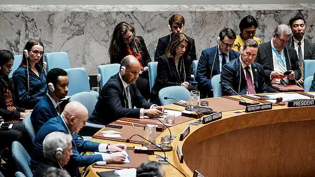 জাতিসংঘের নিরাপত্তা পরিষদের বৈঠকে কথা বলছেন জাতিসংঘে রাশিয়ার রাষ্ট্রদূত ভাসিলি নেবেনজিয়া (বাঁ থেকে দ্বিতীয়)। এ সময় যুক্তরাষ্ট্র, চীনসহ পরিষদের অন্য সদস্যদেশের প্রতিনিধি ও কূটনীতিকেরা উপস্থিত ছিলেন। নিউইয়র্কে জাতিসংঘের সদর দপ্তরে, ১২ মার্চ ২০২৬