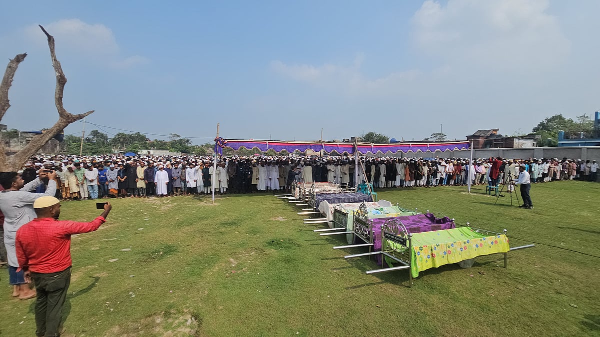 জানাজার নামাজের আগে পাশাপাশি রাখা হয় ৯ জনের মরদেহের খাটিয়া। বাগেরহাটের মোংলা উপজেলা পরিষদ চত্বরে