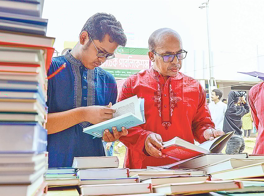 শেষ সময়ে বইমেলায় বইপ্রেমী মানুষের ভিড় ও বেচাকেনা কিছুটা বেড়েছে। গতকাল বিকেলে রাজধানীর সোহরাওয়ার্দী উদ্যানে