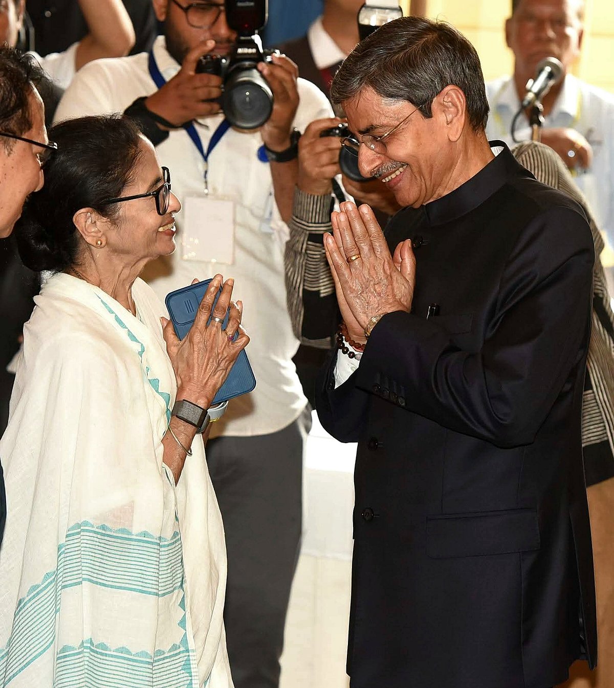 শপথ গ্রহণ অনুষ্ঠানে পশ্চিমবঙ্গের মুখ্যমন্ত্রী মমতা বন্দ্যোপাধ্যায়ের সঙ্গে নতুন রাজ্যপাল রবীন্দ্র নারায়ণ রবি ওরফে এন রবি