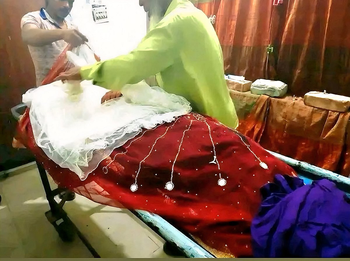 সড়ক দুর্ঘটনায় নিহত মার্জিয়া আক্তারের মরদেহ। গতকাল বৃহস্পতিবার রাতে খুলনা মেডিকেল কলেজ হাসপাতালে