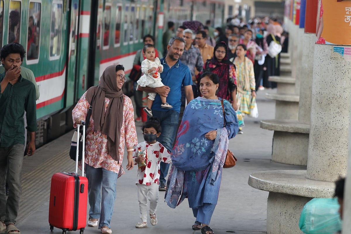 গ্রামের বাড়িতে ঈদ করতে অনেকেই আগেভাগে শহর ছাড়ছেন। আজ বিকেলে চট্টগ্রাম রেল স্টেশনে
